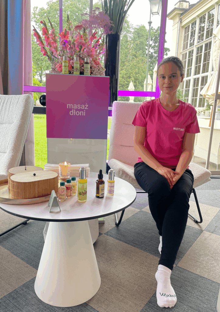 masaż dłoni na evencie dla kobiet